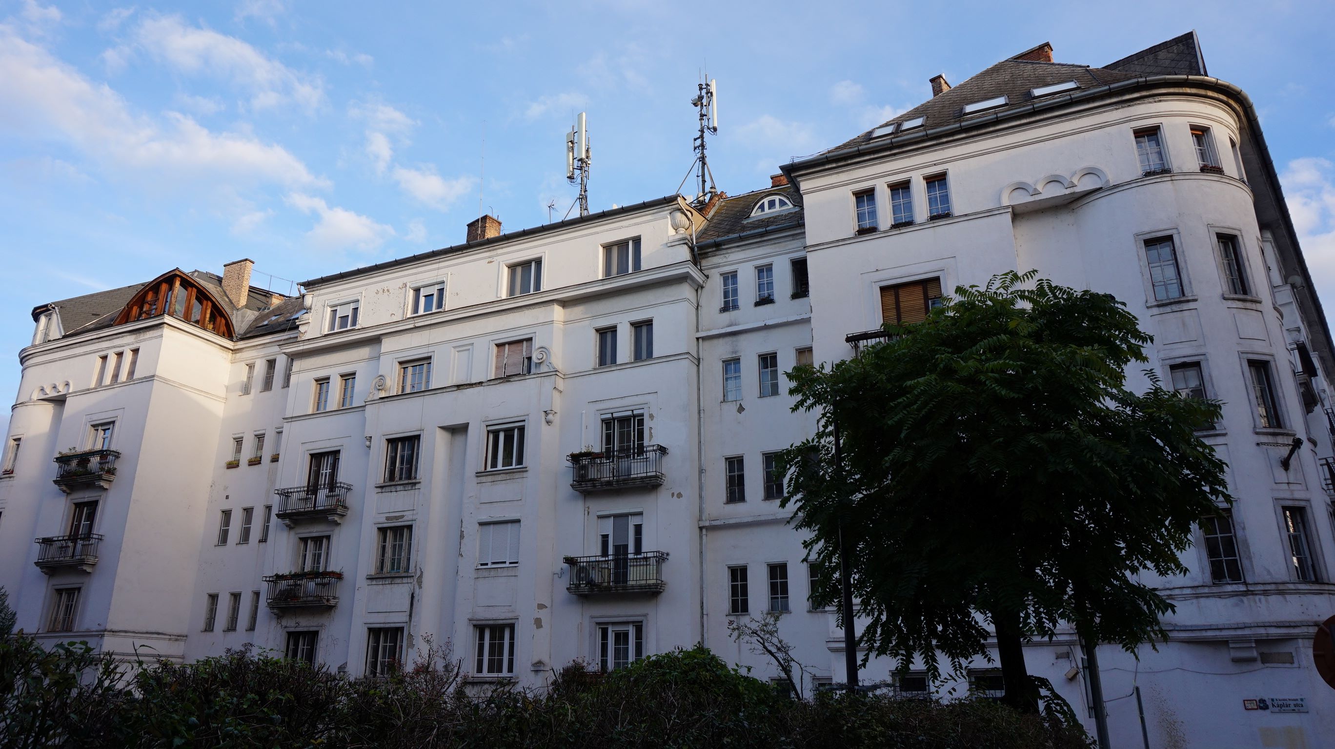 Eladó Budapesten a II. kerületben felújítandó társasházi lakás