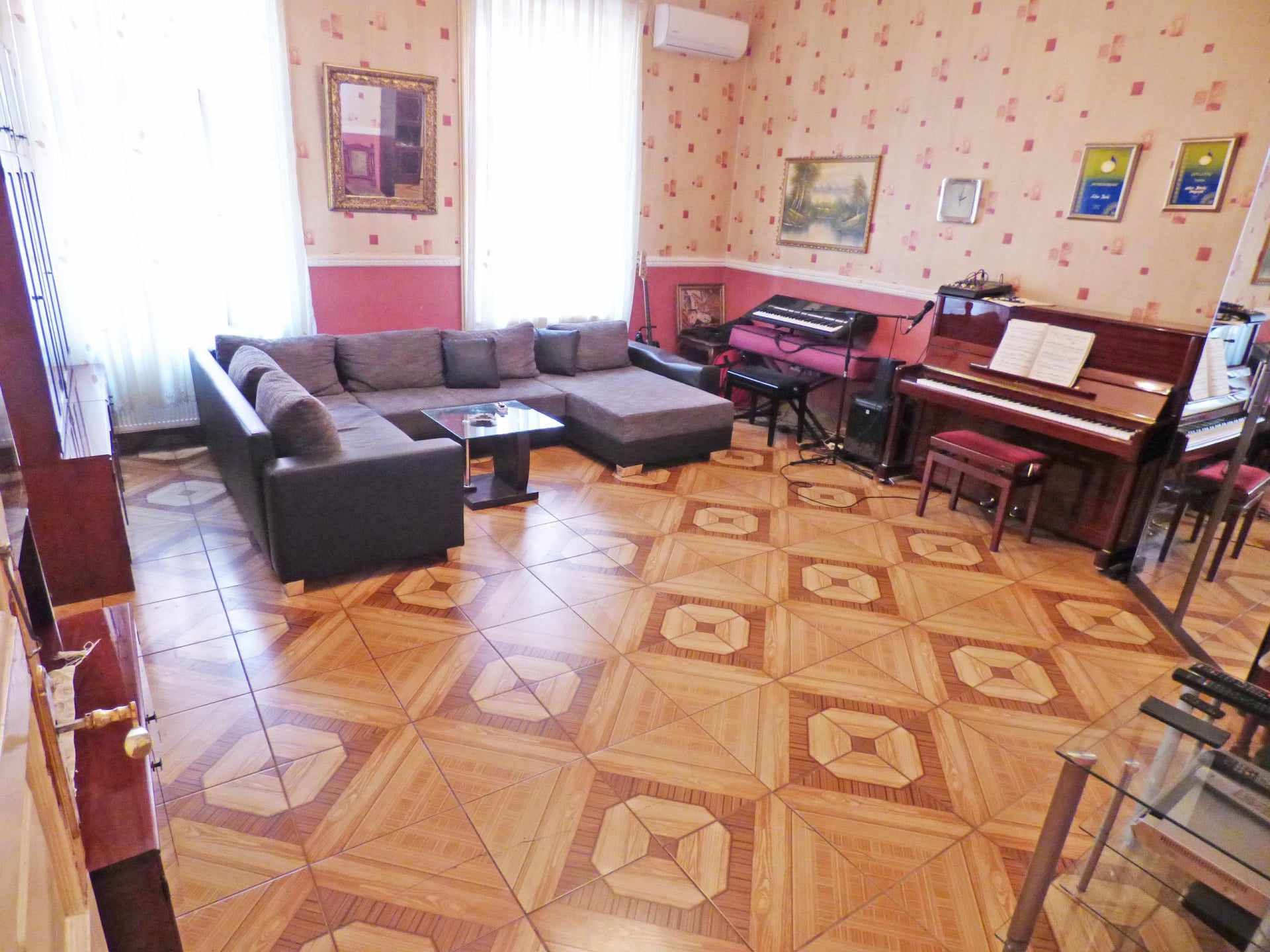 Eladó Budapesten a Magdolna negyedben tégla építésű 3 szobás lakás